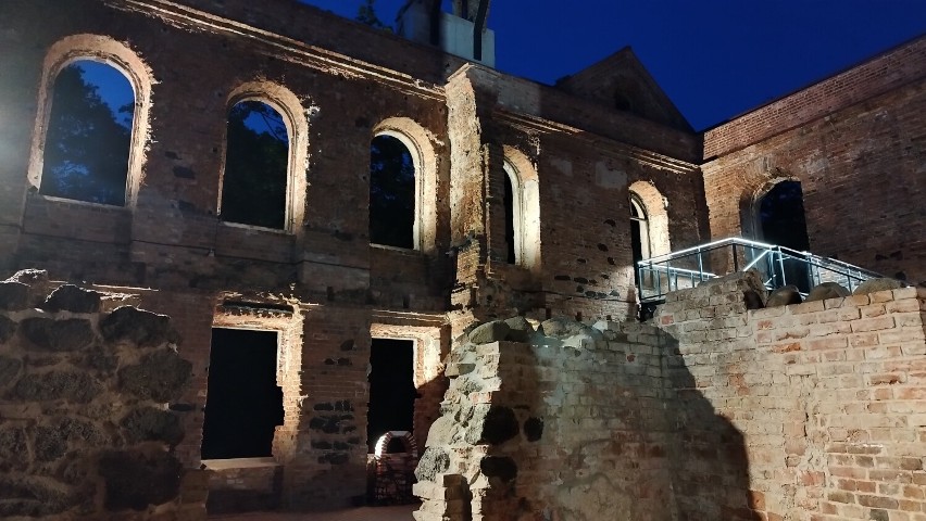 Noc Świętojańska w ruinach pałacu w Goszczu na Dolnym Śląsku