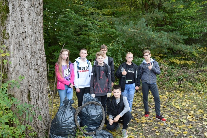 Uczniowie ze Szkoły Podstawowej w Stróżówce zebrali osiemnaście worków śmieci. To wynik akcji Sprzątamy dla Polski