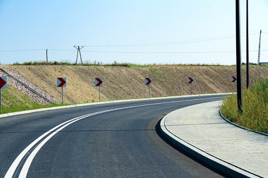 Zakończyła się budowa nowej drogi do terenów inwestycyjnych pod Tomaszowem Mazowieckim [ZDJĘCIA]