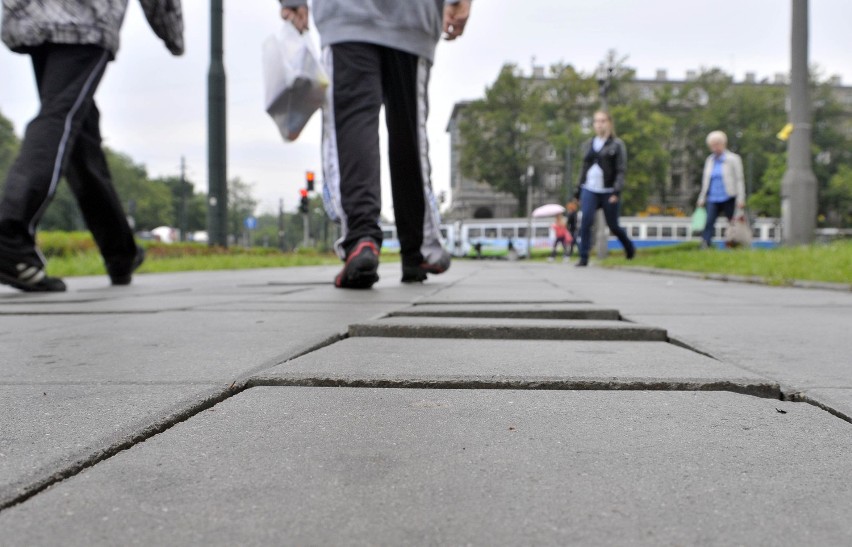 Kraków: wyremontowany chodnik przy placu Centralnym w fatalnym stanie [ZDJĘCIA]
