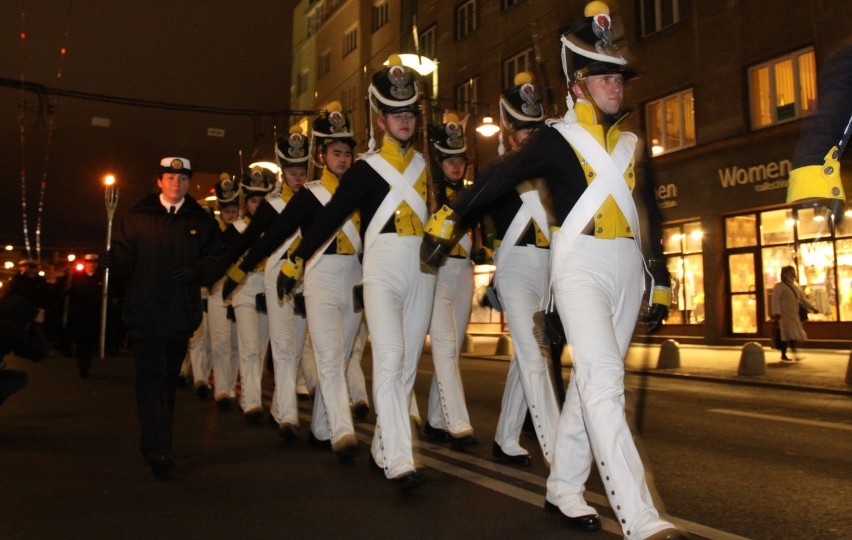 Gdynia. Flesz z przeszłości. 29.11.2010. Efektowny capstrzyk podchorążych Akademii Marynarki Wojennej na ulicy Świętojańskiej