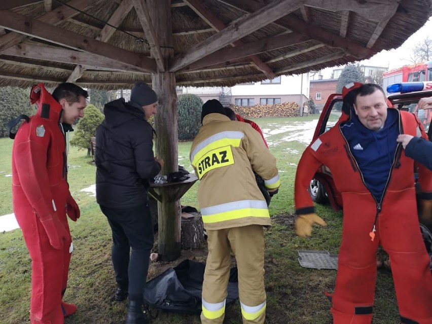 Strażacy z OSP Ostrzyce ćwiczyli ratownictwo na lodzie, a inni... zażywali kąpieli