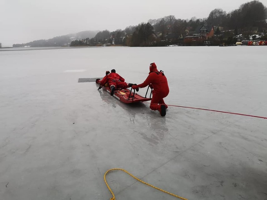 Strażacy z OSP Ostrzyce ćwiczyli ratownictwo na lodzie, a inni... zażywali kąpieli