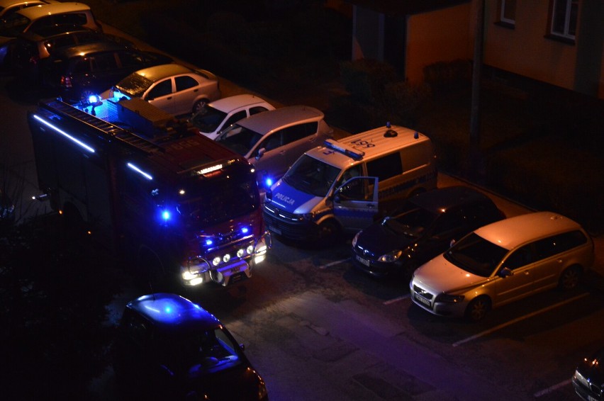 Interwencja policji i straży na osiedlu Stare Sady w Wieluniu. W mieszkaniu znaleziono zwłoki mężczyzny 