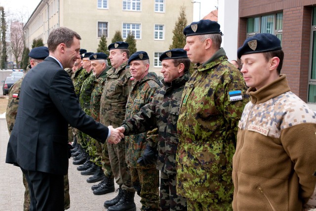 Wiele miejsca podczas rozmów poświecono również przyszłości Korpusu i możliwości poszerzenia zdolności Korpusu o prowadzanie mniejszych operacji lądowo-powietrzno-morskich. - To na pewno zwiększyłoby użyteczność tej Kwatery - zapewniał minister.

O takiej wizji przyszłości i innych pomysłach na zwiększenie atrakcyjności decydować będą wspólnie kraje ramowe Korpusu, czyli Dania, Niemcy i Polska. 

SPOTKANIE MINISTRÓW OBRONY I DANII I POLSKI - ZDJĘCIA

Wizyta ministra Danii w Szczecinie - zdjęcia