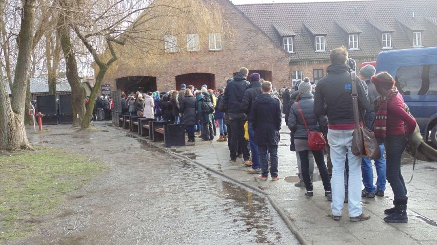Tłumy stały przed wejściem do Państwowego Muzeum Auschwitz. Wszystko przez nowy system zwiedzania 