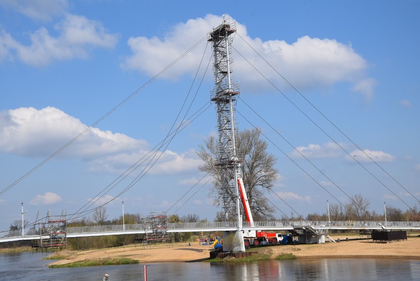 Trwa remont mostu wiszącego nad rzeką Wartą w Sieradzu