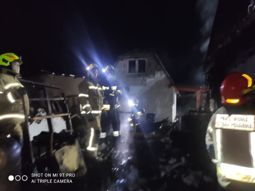 Strażacy z kilku jednostek gasili pożar w Chełmnie na...