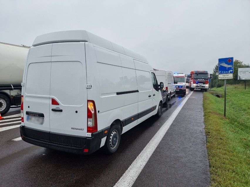 Wypadek w Żurawicy pod Przemyślem. Na drodze krajowej nr 77 zderzyły się dwa busy i osobówka. Ranna została kobieta [ZDJĘCIA]