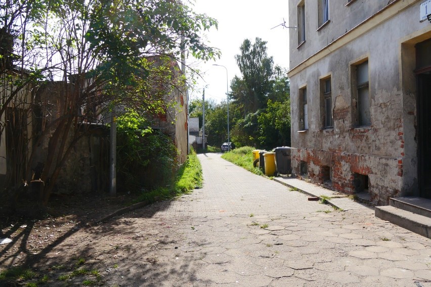 Ulica Rybacka w Legnicy to jedna z najkrótszych ulic w mieście. Powstała w XVIII wieku, dawniej zamieszkiwali ją rybacy. Tak wygląda obecnie