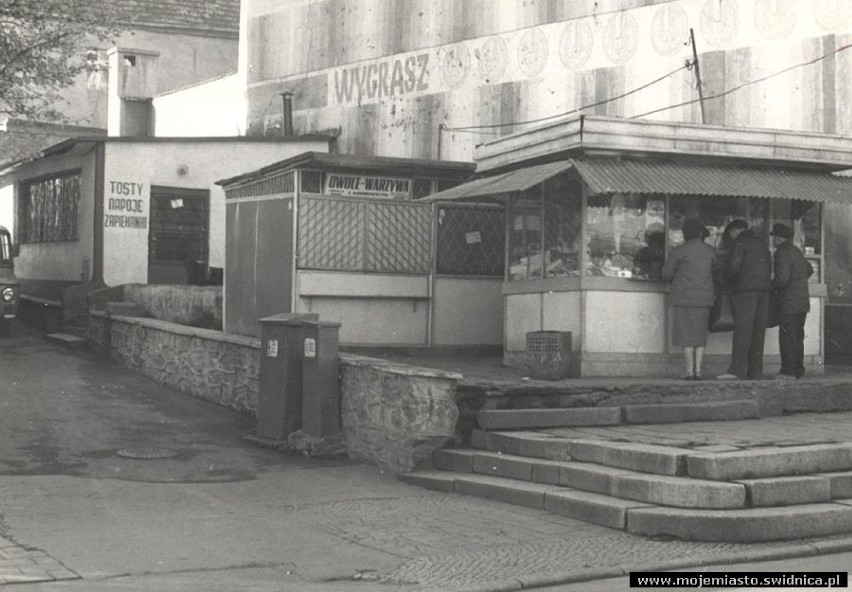 Za czym ta kolejka stoi? Sklepy w Świdnicy latach 70. i 80. Tu robili zakupy świdniczanie. Wyjątkowe zdjęcia! 