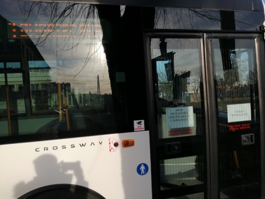 Autobusy MPK w Zduńskiej Woli jeżdżą jak w wakacje. Wydzielone strefy dla kierowcy