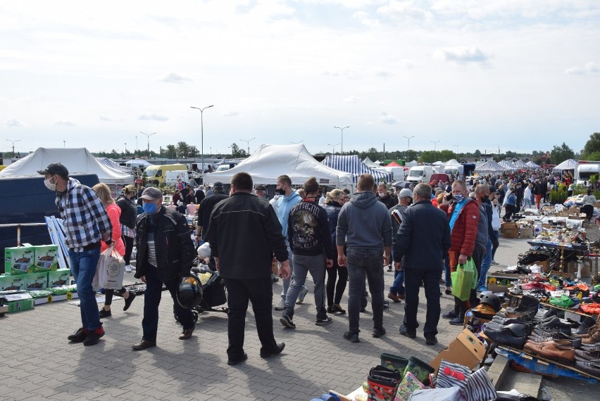 Giełda Kaliska pełna kupujących i handlujących. Jedni i...