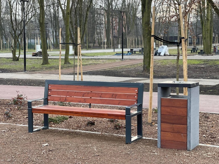 W Parku Zamkowym zamontowano nowe ławki i kosze na śmieci.