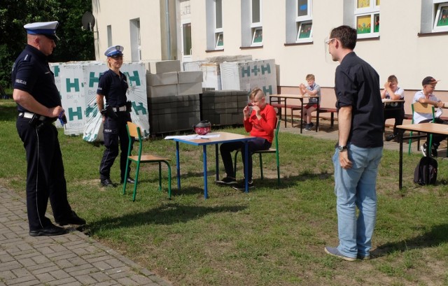 Uczniowie klasy czwartej Szkoły Podstawowej w Węgiersku, pod okiem policjantów z Golubia-Dobrzynia zdawali egzamin na kartę rowerową