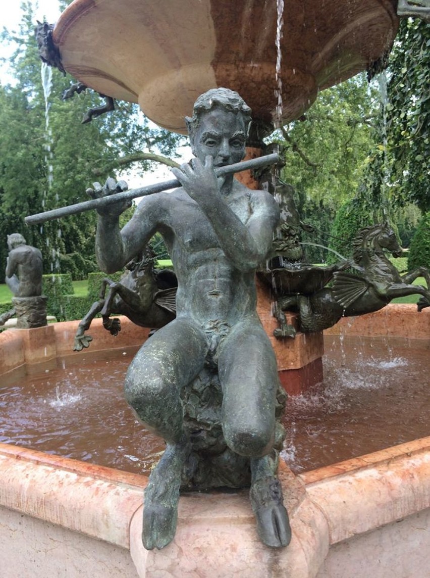 Zdjęcia 1-20 przedstawiają fontannę Donatella, która zdobiła...