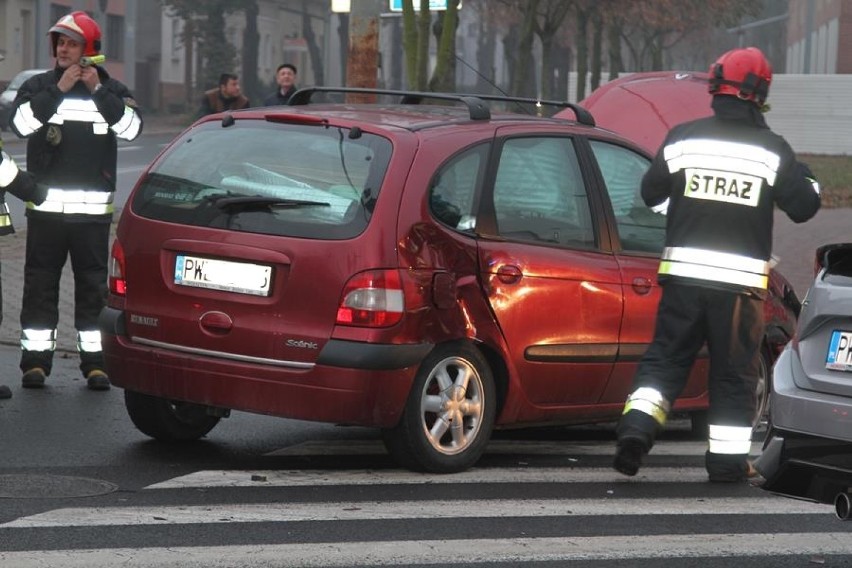 Zderzenie dwóch osobówek na skrzyżowaniu Wschowskiej, Gajewskich, Lipowej i Roberta Kocha w Wolsztynie