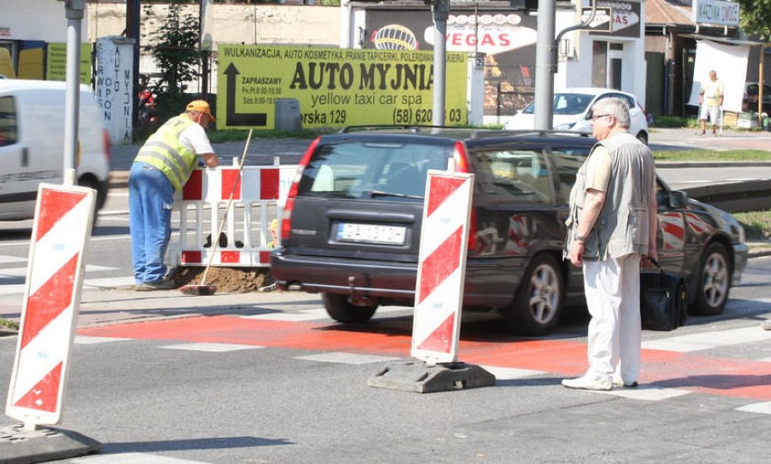 Gdynia. Kartka z kalendarza. 04.08.2015. Drogowcy ku zdumieniu mieszkańców rozkopali ul. Morską. "To nie jest czas na takie remonty" 