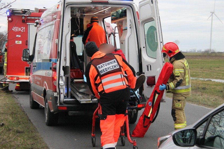 Zderzenie osobówki z ładowarką. Jedna osoba w szpitalu [ZDJĘCIA]