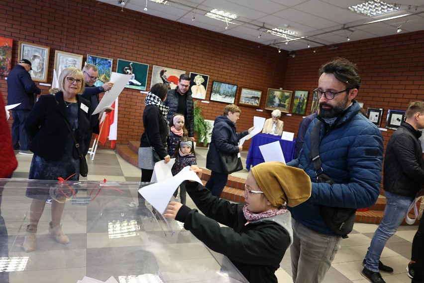 Mieszkańcy Leszna głosują. Trwają wybory parlamentarne 2023...