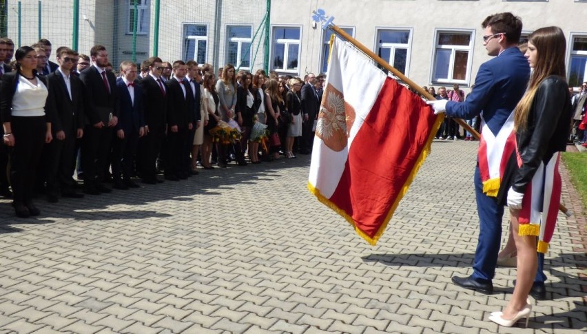 Hurrrra!!! Tak żegnała się ze szkołą klasa IV E - zwycięzcy...