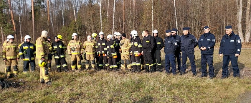 Strażacy i policjanci sprawdzili się w lesie koło Czarnożył FOTO