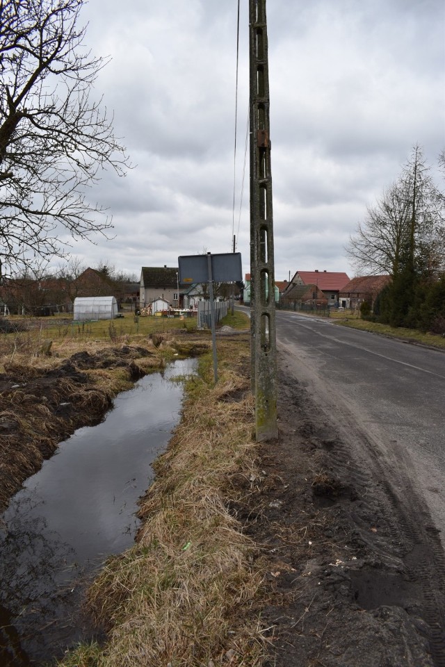 Woda nagromadzona w przydrożnych rowach spływa na posesje mieszkańców Rybaków. Ci złożyli petycję w tej sprawie