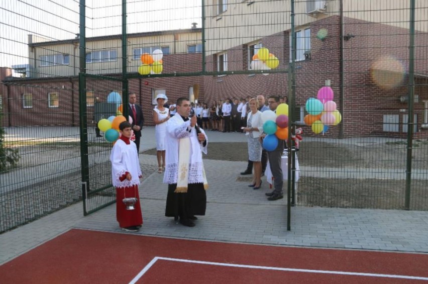 Rozpoczęcie roku szkolnego i otwarcie boiska szkolnego w Skalmierzycach