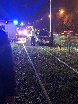 Poważny wypadek w Krakowie na alei Pokoju. Auto na słupie i na torowisku. Problemy w komunikacji