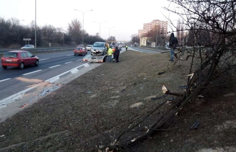 Poznań: Dachowanie na ul. Niestachowskiej [ZDJĘCIA]