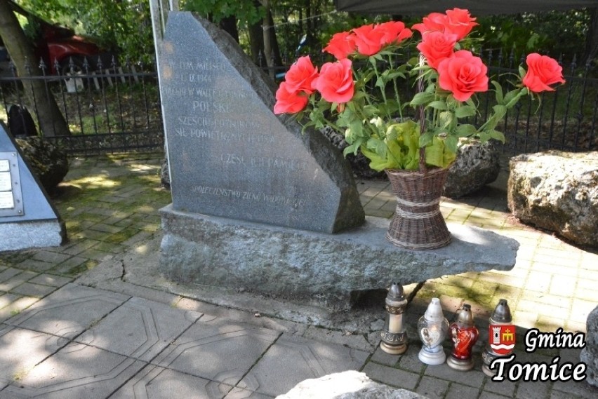 W Tomicach uczcili pamięć bohaterskich lotników