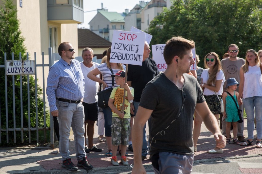 Mieszkańcy Piasków Wielkich protestują przeciwko zabudowie