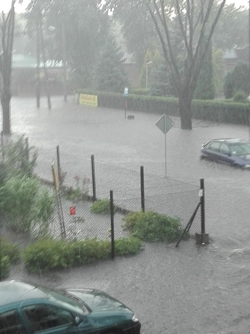 Burza w Łódzkiem 29.07.2018. Zalane Pabianice, zablokowane drogi, mieszkańcy bez prądu [ZDJĘCIA, FILM]