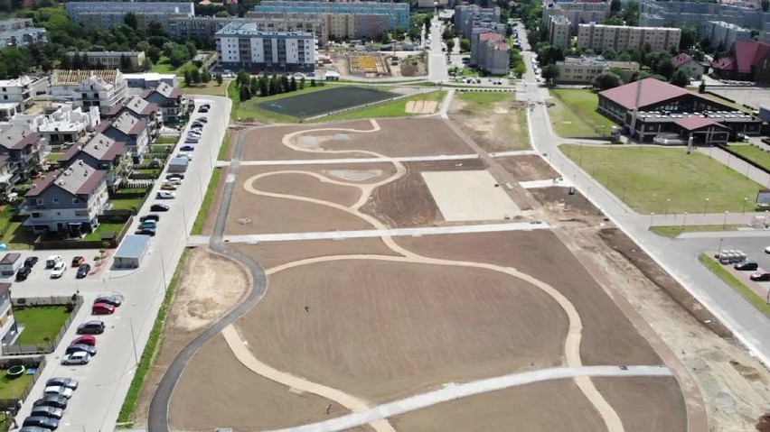 Park Sportowy w Świebodzicach. Będą boiska, korty, tor rolkowy... Tymczasem sadzą tam drzewa