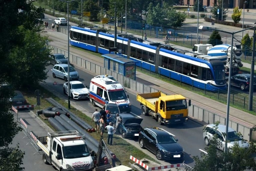 Kraków. Kolizja trzech samochodów na Zabłociu [ZDJĘCIA]