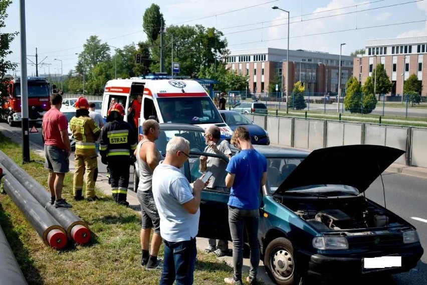 Kraków. Kolizja trzech samochodów na Zabłociu [ZDJĘCIA]