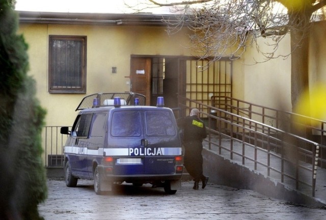 Policjanci poprosili lekarza dyżurnego izby wytrzeźwień przy ul. Sokolniczej o podejście do radiowozu, by pomóc pacjentowi, którego przywieźli