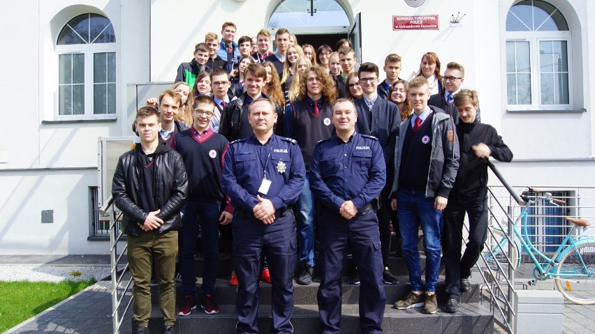 Policjanci z Aleksandrowa Kujawskiego rozmawiali z uczniami o narkotykach i dopalaczach