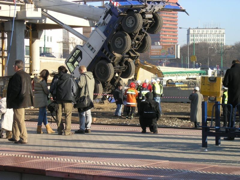 Wypadek na budowie dworca PKP w Poznaniu. Przewrócił się dźwig