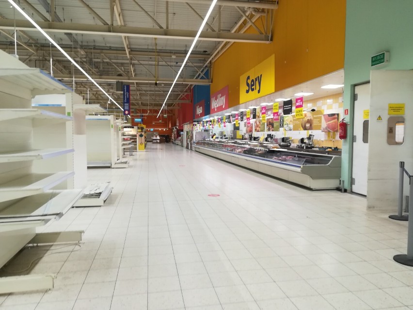 Ostatnie dni supermarketu Tesco przy ul. Majkowskiej w Kaliszu. ZDJĘCIA