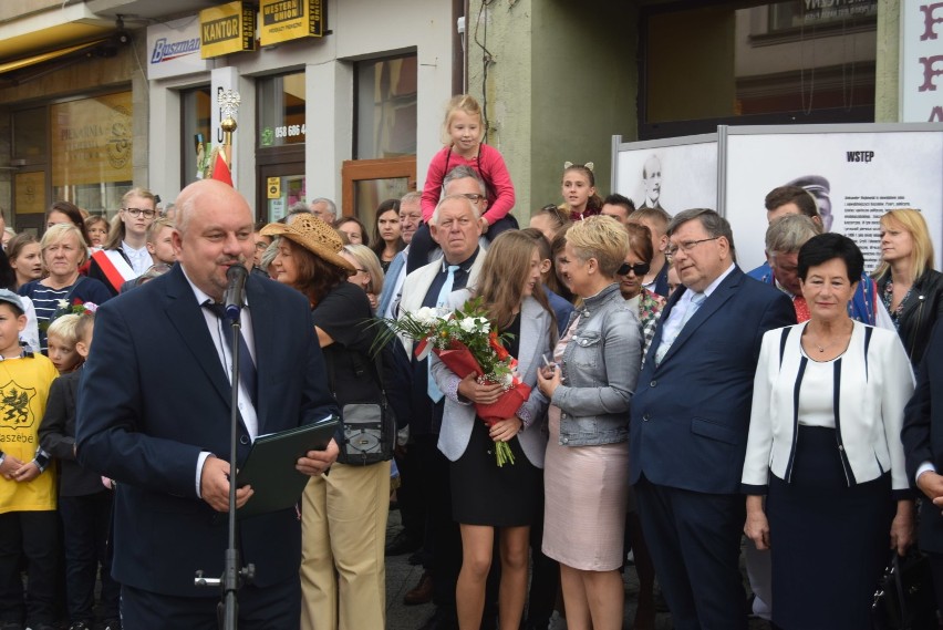 Odsłonięto pomnik dr. Aleksandra Majkowskiego na ul. Długiej w Kościerzynie. Kaszubskie Bajania [ZDJĘCIA, WIDEO]