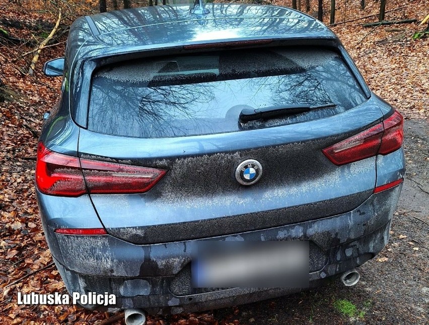 BMW, które prowadził 26-latek zostało porzucone w lesie.