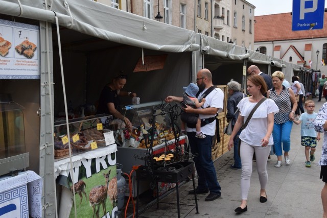 Sporym zainteresowaniem cieszą się stoiska Jarmarku Spichrzowego, na których  kupić można m.in.: żywność, ozdoby, perfumy czy odzież. Handlujący są zadowoleni z obrotu. Podpowiadają też by położyć większy nacisk na reklamę imprezy.

