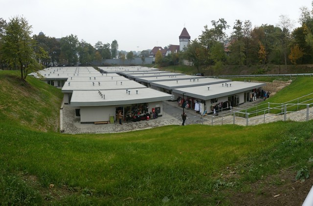 Kino plenerowe w Zabrzu. Seanse i food trucki na targowisku