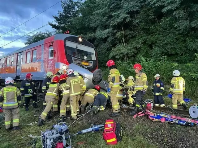 Samochód, którym podróżowało pięciu mężczyzn, dachował wprost przed nadjeżdżającym pociągiem