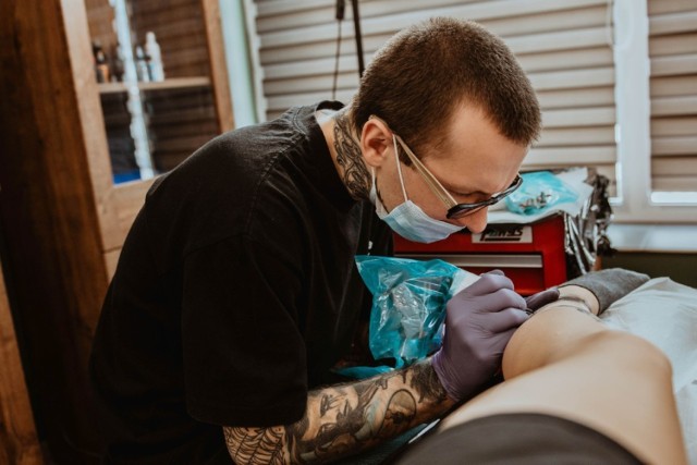 Dwie miłości w jednym miejscu. Jakub Szymeczko połączył salon tatuażu ze sklepem deskorolkowym.