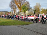 Obchody Święta Niepodległości w Łęknicy. Marsz ulicami miasta z ogromną flagą w rękach