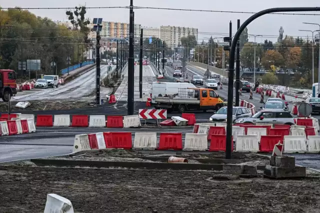 Auta jeżdżą już nową przeprawą, a za chwilę obok kursowały będą tramwaje.