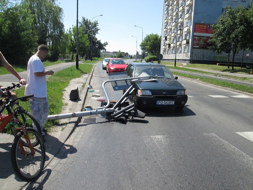 Wypadek w Poznaniu: Sygnalizacja przewróciła się na auto [ZDJĘCIA]