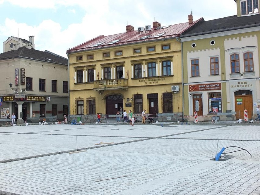 Przebudowa Rynku w Żywcu - układają kostki granitowe [ZDJĘCIA]